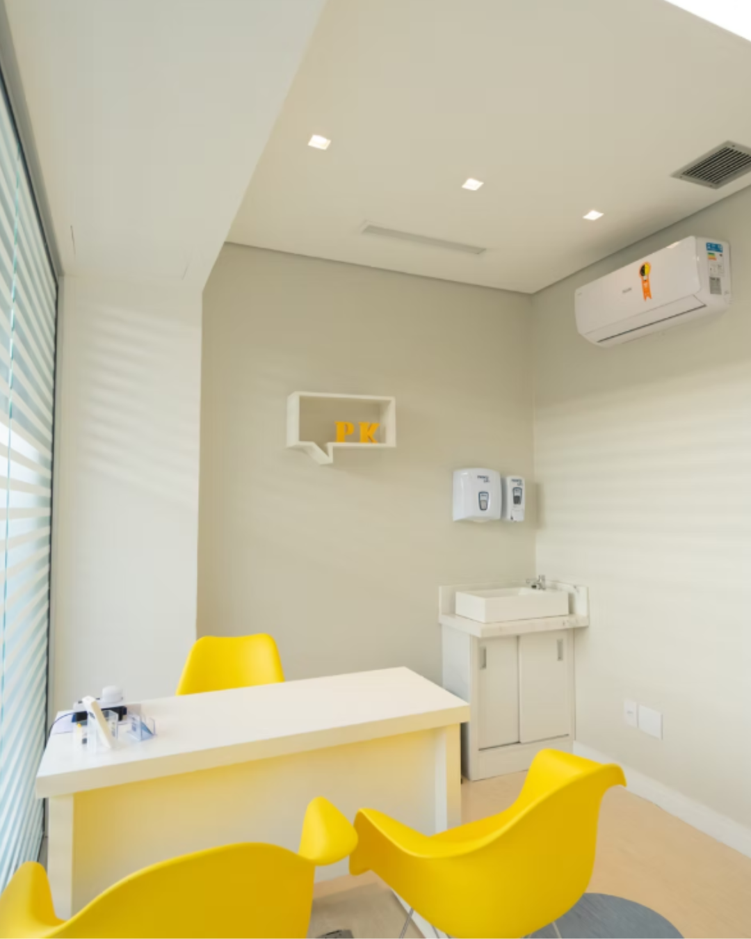 Recepção da clínica Pronto Kids, com iluminação suave e ambiente acolhedor